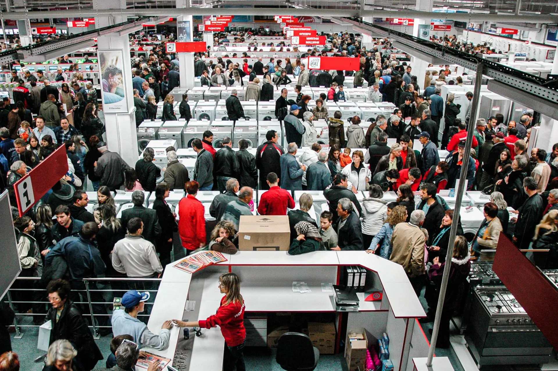 How should retailers manage limited inventory this holiday season